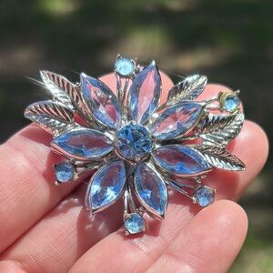 Darling Vintage Blue Rhinestone Floral Brooch!
